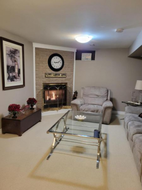 Cozy Suite with HOT TUB & Fireplace